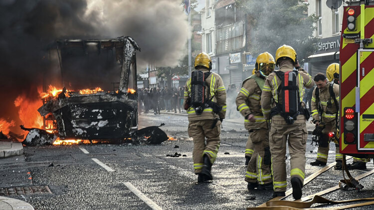 Φλέγεται το Μπέλφαστ μετά την απόπειρα αποκεφαλισμού άνδρα από Σουδανό μετανάστη, δείτε βίντεο
