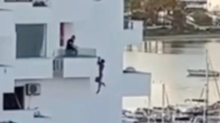 Μάχη για τη ζωή του δίνει 29χρονος που έπεσε από τον 7ο όροφο στην Ίμπιζα, δείτε βίντεο
