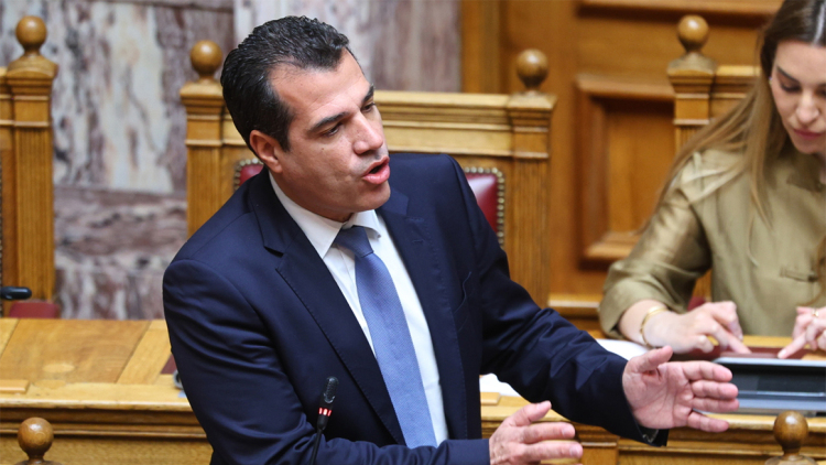 Πλεύρης: Οι οικειοθελείς αποχωρήσεις παράνομων μεταναστών αυξήθηκαν κατά 25% μετά το δόγμα «φυλακή ή επιστροφή»
