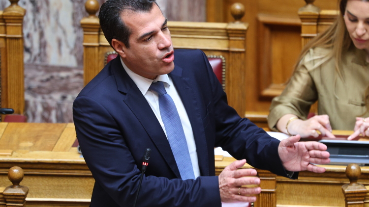 Πλεύρης: Οι οικειοθελείς αποχωρήσεις παράνομων μεταναστών αυξήθηκαν κατά 25% μετά το δόγμα «φυλακή ή επιστροφή»
