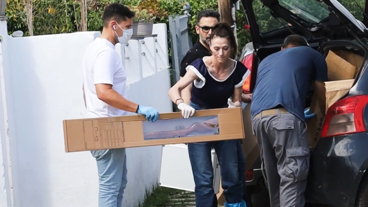 Αίγιο: Η στιγμή που απομακρύνονται το αεροβόλο, ρουχισμός και άλλα πειστήρια από το σπίτι που έγινε το φονικό, βίντεο