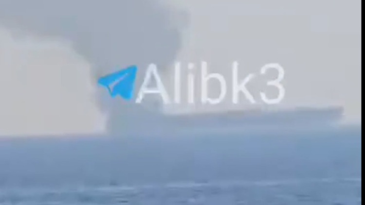 Ένας ναυτικός σκοτώθηκε και δύο αγνοούνται από πυραυλική επίθεση σε τάνκερ στον Κόλπο του Ομάν