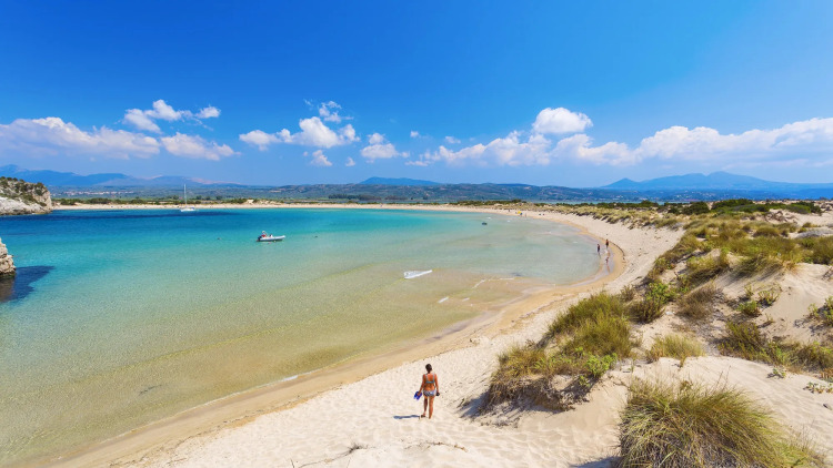 10 στάσεις στην ακτογραμμή της Πελοποννήσου για τις βουτιές του καλοκαιριού