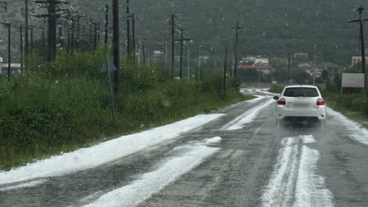 Έντονη χαλαζόπτωση στα Ιωάννινα προκάλεσε ζημιές σε οχήματα και καλλιέργειες