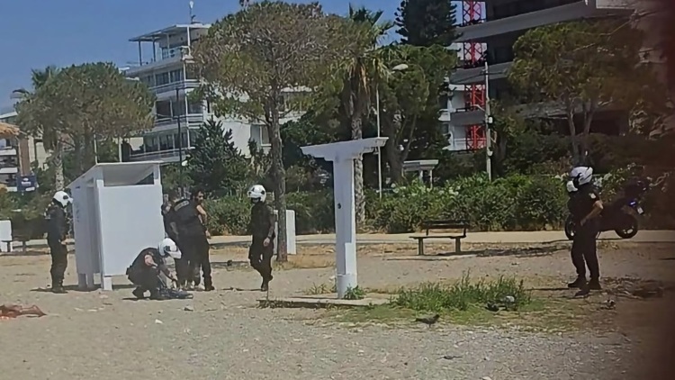 H Χρυσηίδα Δημουλίδου μάρτυρας σε επεισόδιο με άνδρα που έβγαλε μαχαίρι σε παραλία: Οι Ζητάδες ρώτησαν αν είμαι η συγγραφέας και αυτό μου άρεσε