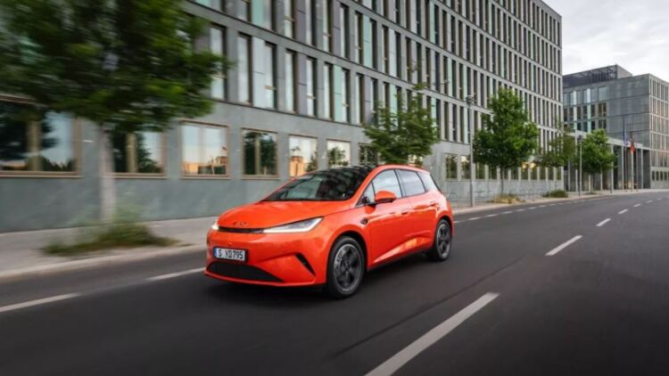 Οδηγούμε στη Γερμανία το νέο BYD Dolphin G DM-i - Πότε θα έρθει στην Ελλάδα;
