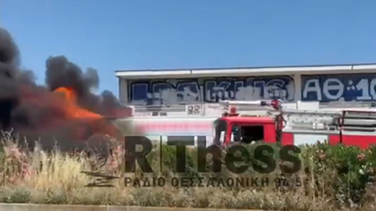 Φωτιά σε νταλίκα στην Εθνική Οδό Μουδανιών - Θεσσαλονίκης, δείτε βίντεο