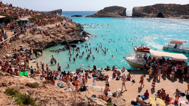 «Βουλιάζει» από τουρίστες η Μάλτα: Ακραίες εικόνες συνωστισμού σε παραλίες και περπάτημα σε σοκάκια μετ' εμποδίων, δείτε βίντεο
