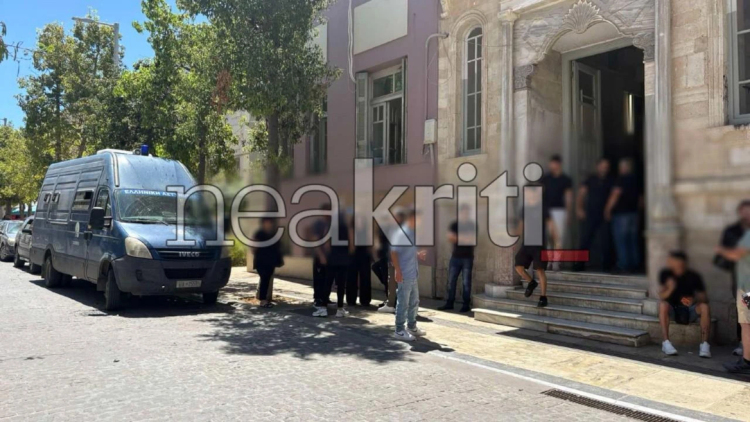 Στον Εισαγγελέα σε λίγη ώρα οι τρεις κατηγορούμενοι για την φονική επίθεση στον Αλέξανδρο Δασκαλάκη, πλήθος κόσμου έξω από τα Δικαστήρια  
