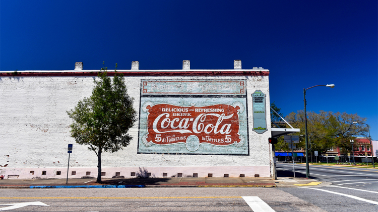H πόλη των «μυστικών εκατομμυριούχων» της Coca-Cola: Πώς ένας τραπεζίτης έκανε δεκάδες οικογένειες πλούσιες
