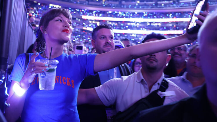 Η Tέιλορ Σουίφτ έκανε μια εμφάνιση σε αγώνα NBA και το look της έκλεψε την παράσταση - Δείτε πώς πανηγύριζε (βίντεο)
