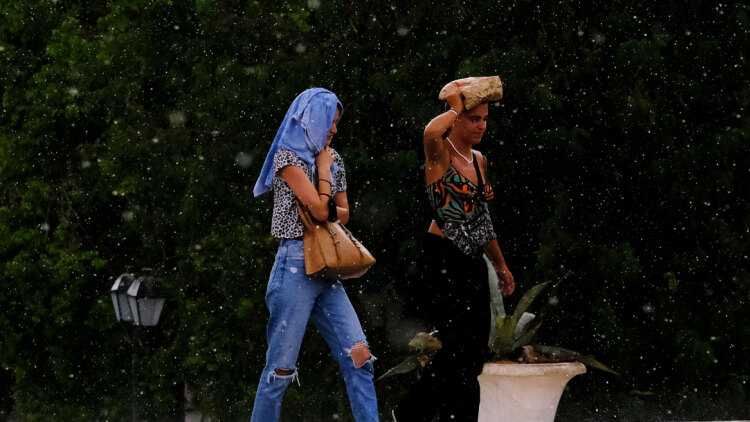 Χαλάζι, καταιγίδες και κεραυνοί «χτυπούν» Αττική, Καστοριά, Φθιώτιδα και Λάρισα: Ποιες περιοχές θα επηρεαστούν τις επόμενες ώρες