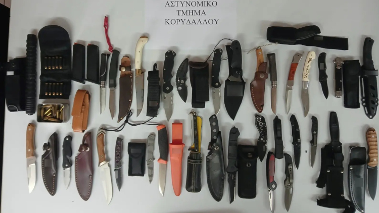 Συνελήφθη 52χρονος στον Κορυδαλλό με όπλα, γεμιστήρες και μαχαίρια

