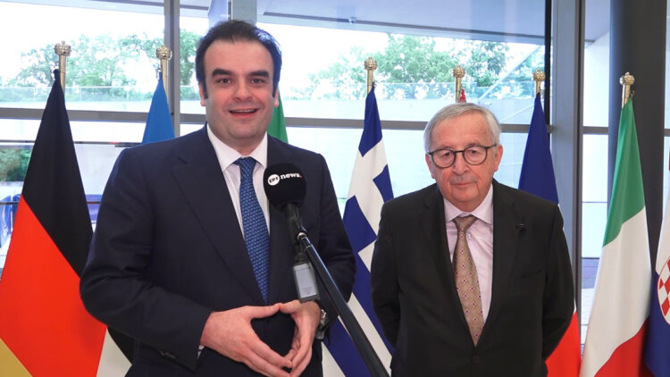 Γιούνκερ σε Πιερρακάκη: Πριν από χρόνια κανείς δεν θα πίστευε πως ένας Έλληνας θα βρισκόταν στο τιμόνι του Eurogroup