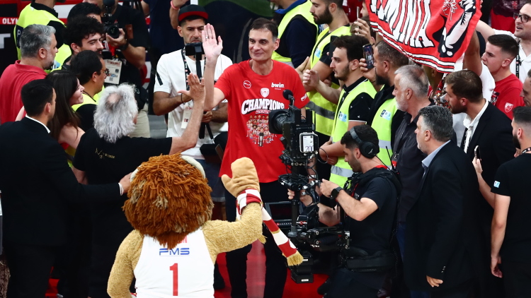 Live η απονομή της κούπας στον πρωταθλητή Ολυμπιακό 