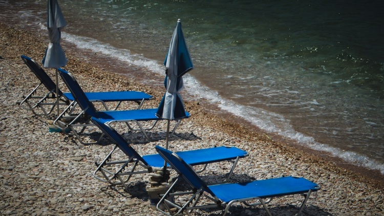 Συνελήφθη 72χρονος για παράνομες ξαπλώστρες και ομπρέλες σε παραλία στην Ανάβυσσο
