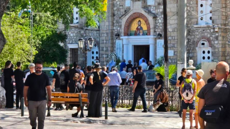 Αίγιο: Ράγισαν καρδιές στο τελευταίο αντίο για την μητέρα και τον γιο που δολοφονήθηκαν