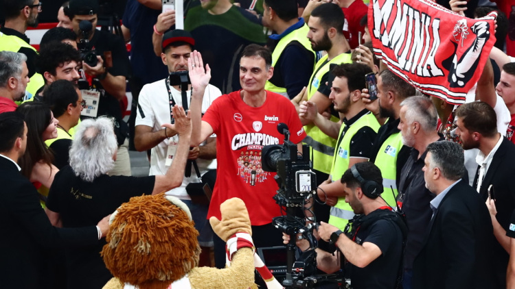 Live η απονομή της κούπας στον πρωταθλητή Ολυμπιακό 