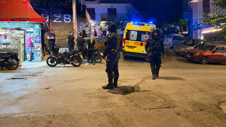 Θρίλερ στα Εξάρχεια: Νεκρός άνδρας από πυροβολισμούς στη μέση του δρόμου