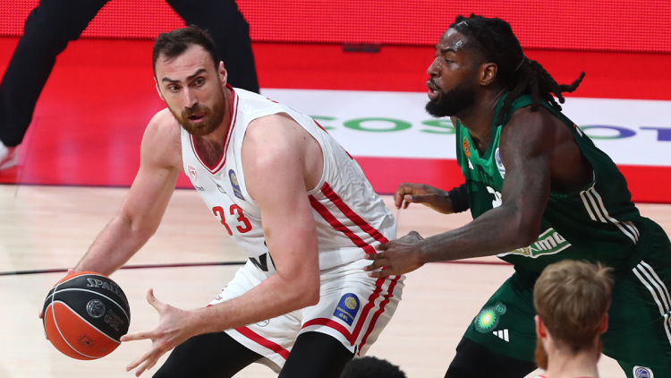 Ολυμπιακός - Παναθηναϊκός 61-50 (Γ΄ περίοδος): Ξεφεύγουν οι Πειραιώτες, live ο 5ος τελικός στο ΣΕΦ που κρίνει τον τίτλο 
