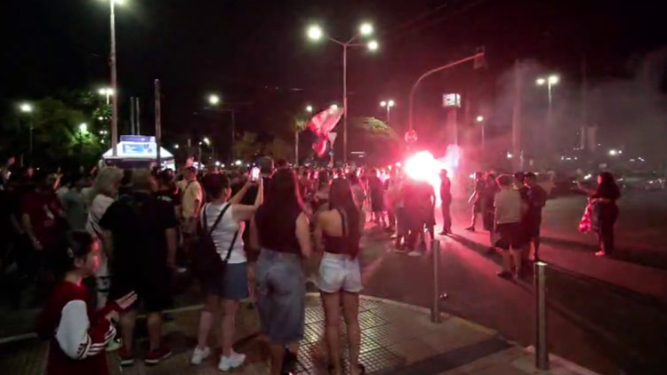 Πανηγυρισμοί στο Πασαλιμάνι για το 16ο πρωτάθλημα του Ολυμπιακού στο μπάσκετ, βίντεο και φωτογραφίες