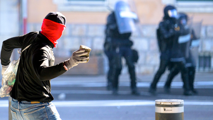 Χάος στη Γενεύη πριν από τη G7 στη Γαλλία: Έκαψαν Tesla, επιτέθηκαν σε γραφεία του ΟΗΕ, πετροπόλεμος με την αστυνομία
