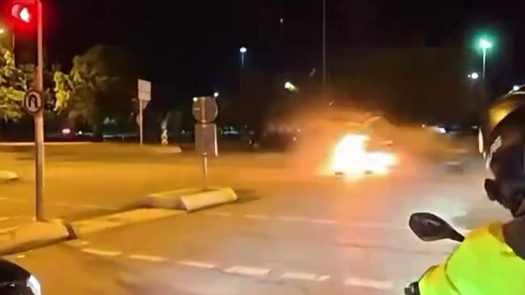 Τρομακτικό τροχαίο στην Κωνσταντινούπολη: ΙΧ τυλίχθηκε στις φλόγες μετά από σφοδρή σύγκρουση με άλλο όχημα, δείτε βίντεο