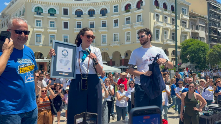 Θεσσαλονίκη: Πάνω από 800 χορευτές μαζεύτηκαν για να καταρρίψουν το Ρεκόρ Γκίνες με τη μεγαλύτερη ταυτόχρονη χορογραφία ζεϊμπέκικου