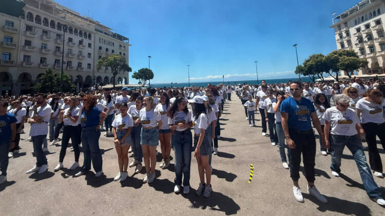 Θεσσαλονίκη: Πάνω από 800 χορευτές μαζεύτηκαν για να καταρρίψουν το Ρεκόρ Γκίνες με τη μεγαλύτερη ταυτόχρονη χορογραφία ζεϊμπέκικου