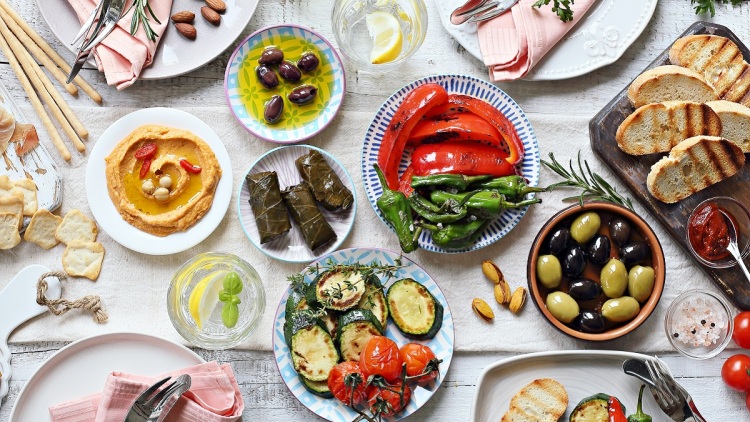 Το ελληνικό aperitivo: Οι μεζέδες που ταιριάζουν ιδανικά με ένα spritz