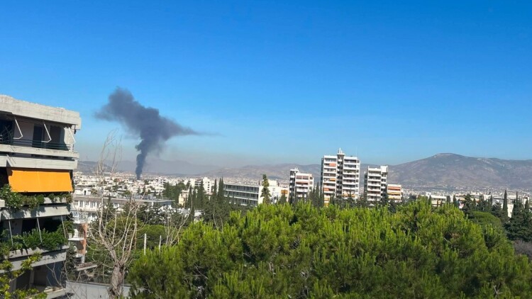 Φωτιά σε κατάστημα με ανταλλακτικά αυτοκινήτων στο Μενίδι
