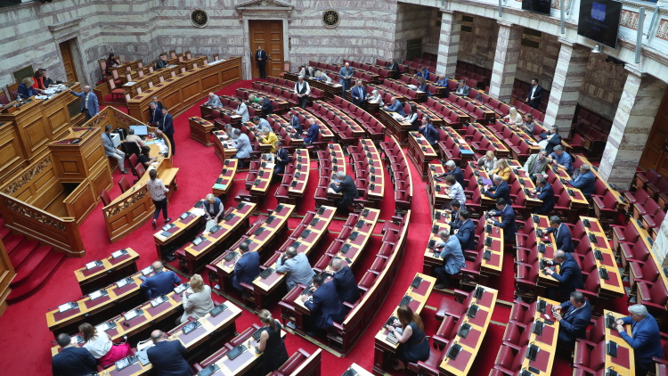 Στη Βουλή το πολυνομοσχέδιο με επιδόματα, 72 δόσεις, αυξήσεις μισθών και «ξεκλείδωμα» λογαριασμών