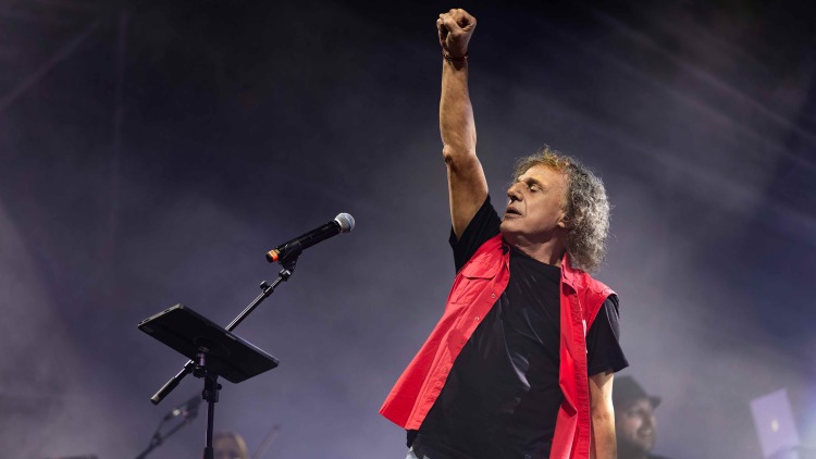 Ο Βασίλης Παπακωνσταντίνου ετοιμάζει μια μεγάλη συναυλία στο Θέατρο Λυκαβηττού