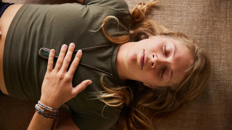 Breathwork: Η νέα τάση ευεξίας που κατακτά την Ελλάδα – Μπορεί μια ανάσα να διώξει το άγχος;