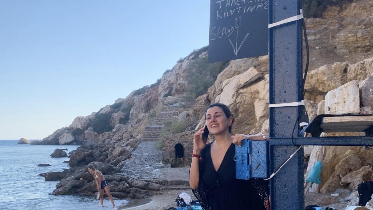 «Είναι χαραγμένη μέσα μου, τόσο που νιώθω ότι στο αίμα μου κυλά και λίγο μαστίχι»: Η Χίος της ηθοποιού Χρύσας Κλούβα