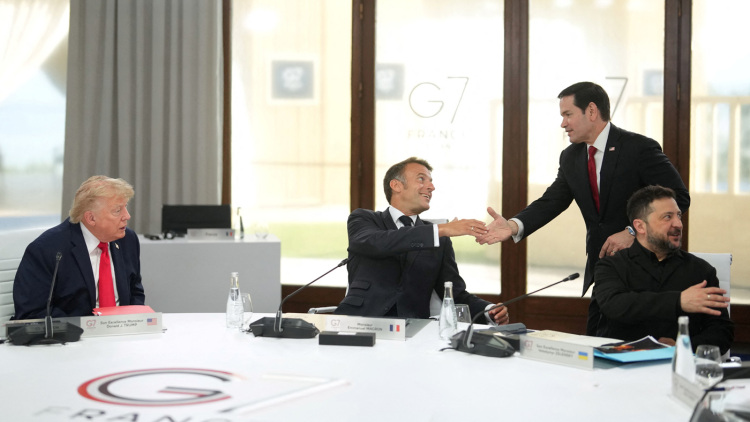 Σύνοδος G7: Έφτασε στο Εβιάν ο Ζελένσκι,  η θερμή χειραψία με τον Μακρόν, δείτε βίντεο