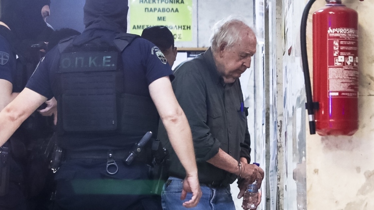 Ο Αλέξανδρος Γιωτόπουλος επιστρέφει στις φυλακές Κορυδαλλού, βίντεο από την έξοδό του από την Εισαγγελία Πειραιά