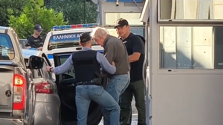 Βίντεο: Η έξοδος του Αλέξανδρου Γιωτόπουλου με χειροπέδες από τη ΓΑΔΑ, οδηγείται στην Εισαγγελία Εφετών Πειραιά
