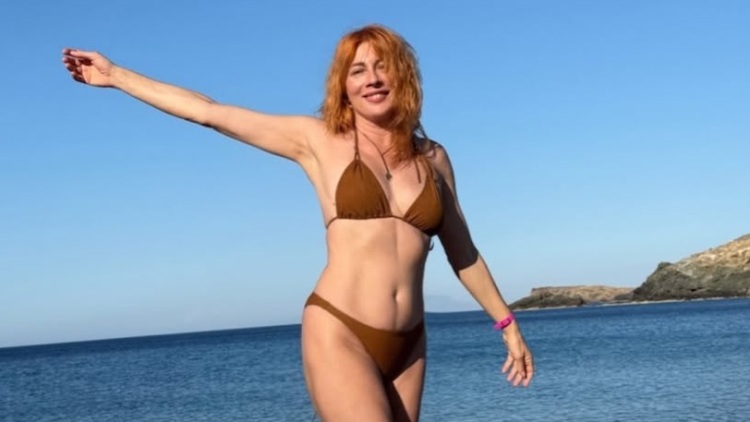 Οι φωτογραφίες με μπικίνι της Σμαράγδας Καρύδη από τον «παράδεισο» που βρήκε