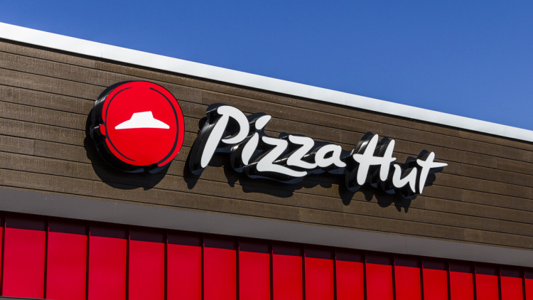 Η Yum Brands πουλάει την Pizza Hut έναντι $2,7 δισ. σε δύο διαφορετικούς αγοραστές