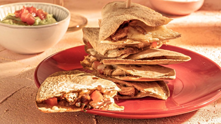 Τορτίγιες με κοτόπουλο και τυρί (quesadillas)