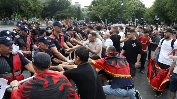 Αλβανία: Διώξεις σε βάρος διαδηλωτών που αντιδρούν στο τουριστικό σχέδιο που συνδέεται με την οικογένεια Τραμπ