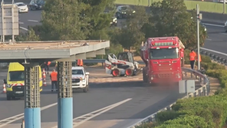 Ντεραπάρισε φορτηγό με μπάζα στην Αττική Οδό, απεγκλώβισαν τον οδηγό, δείτε βίντεο 
