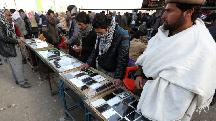 Οι Ταλιμπάν απαγόρεψαν τα smartphones στους δημόσιους υπαλλήλους στο Αφγανιστάν