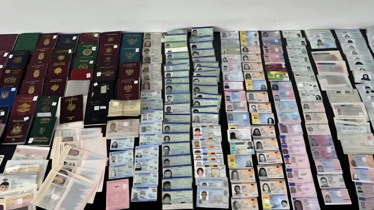 Εξαρθρώθηκε κύκλωμα που διακινούσε πλαστά έγγραφα: Ο... τιμοκατάλογος για διαβατήρια και δελτία ταυτότητας, δείτε εικόνες
