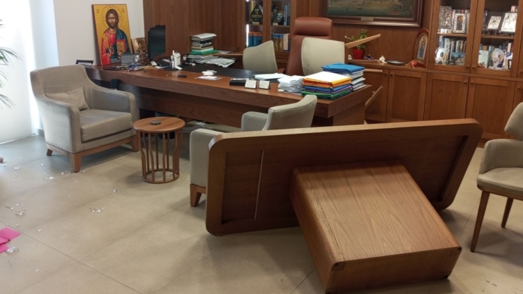 Άνδρας εισέβαλε στο δημαρχείο Ρεθύμνου και προκάλεσε ζημιές στο γραφείο του δημάρχου