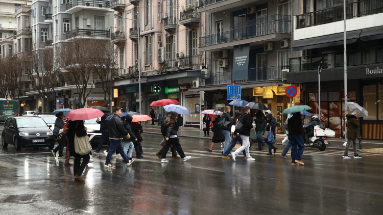 Άστατος ο καιρός σήμερα με τοπικές βροχές, καταιγίδες και πτώση της θερμοκρασίας