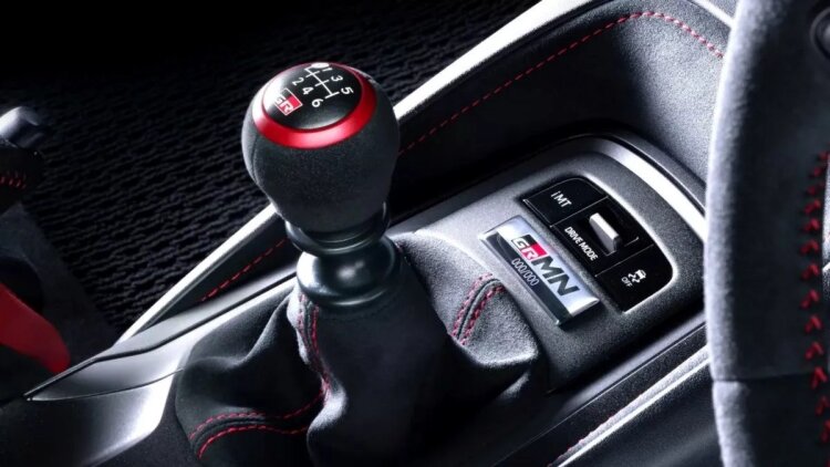 Η Toyota εξελίσσει ένα χειροκίνητο κιβώτιο για ηλεκτρικά

