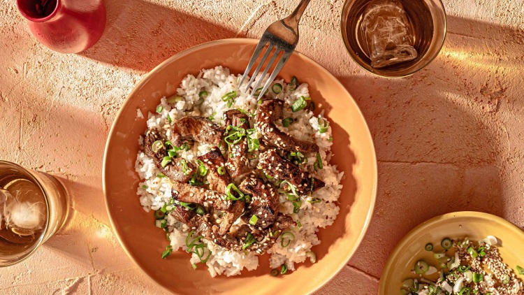 Λωρίδες μοσχαριού με σος teriyaki, σουσάμι και αρωματικό ρύζι