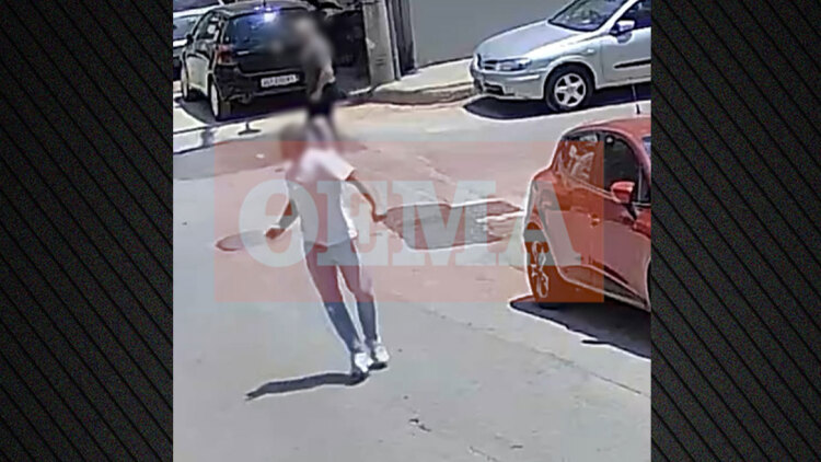  Βίντεο: Η στιγμή που τα δύο αδέρφια τρέχουν να γλιτώσουν από τον 77χρονο με την τρίαινα, μετά από καβγά για μια θέση στάθμευσης